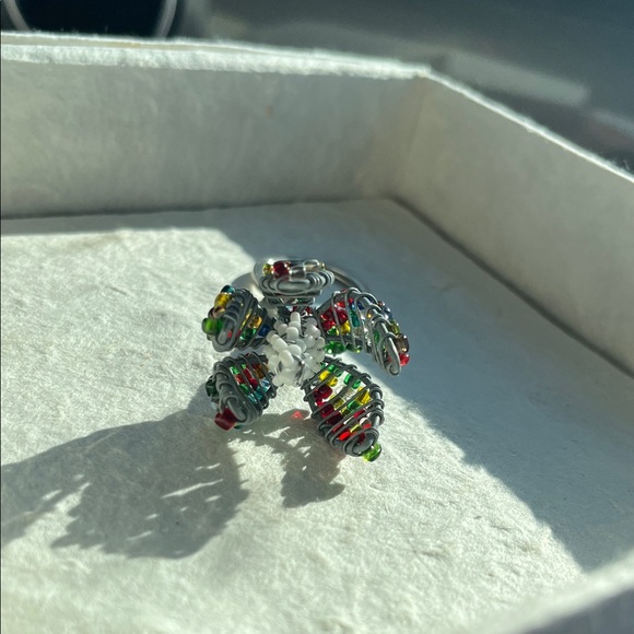 🌸 Handmade Beaded Flower Keychain – Colorful Wire & Seed Beads - Picture 7 of 7